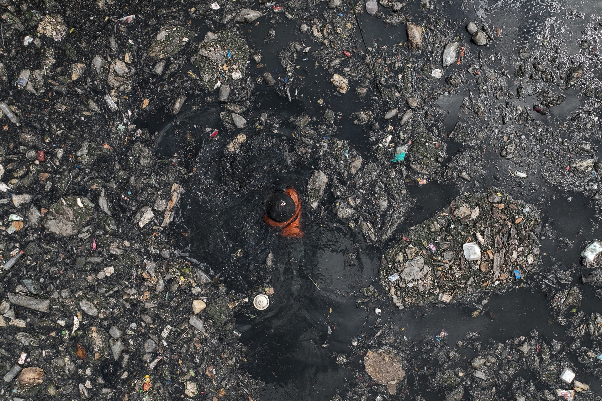 Ngam minh vot rac trong nuoc den, nhieu nguoi bi benh da nguy hiem hinh anh