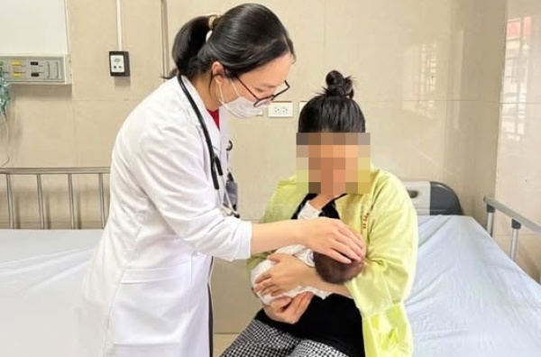 Be 1 thang tuoi ngo doc sai thuoc phien hinh anh