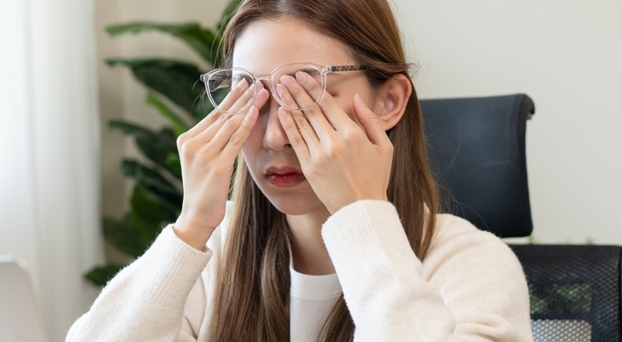 Dieu gi xay ra voi giac mac khi nhin man hinh khong chop mat hinh anh