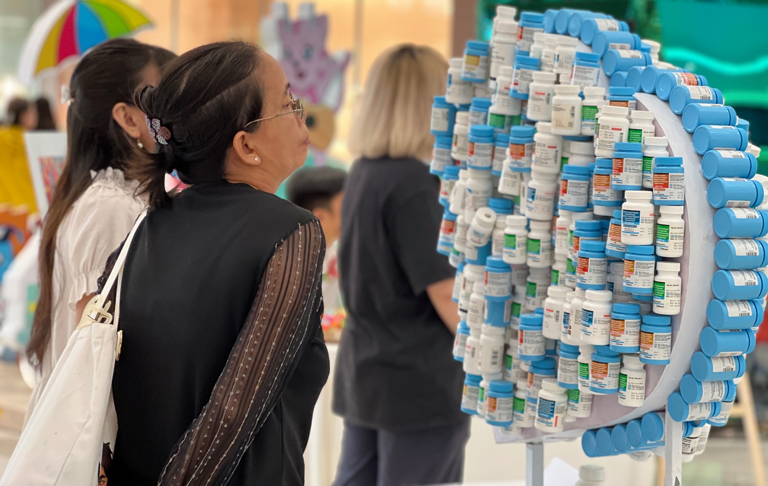 Co bao nhieu nguoi Viet Nam dang nhiem HIV? hinh anh