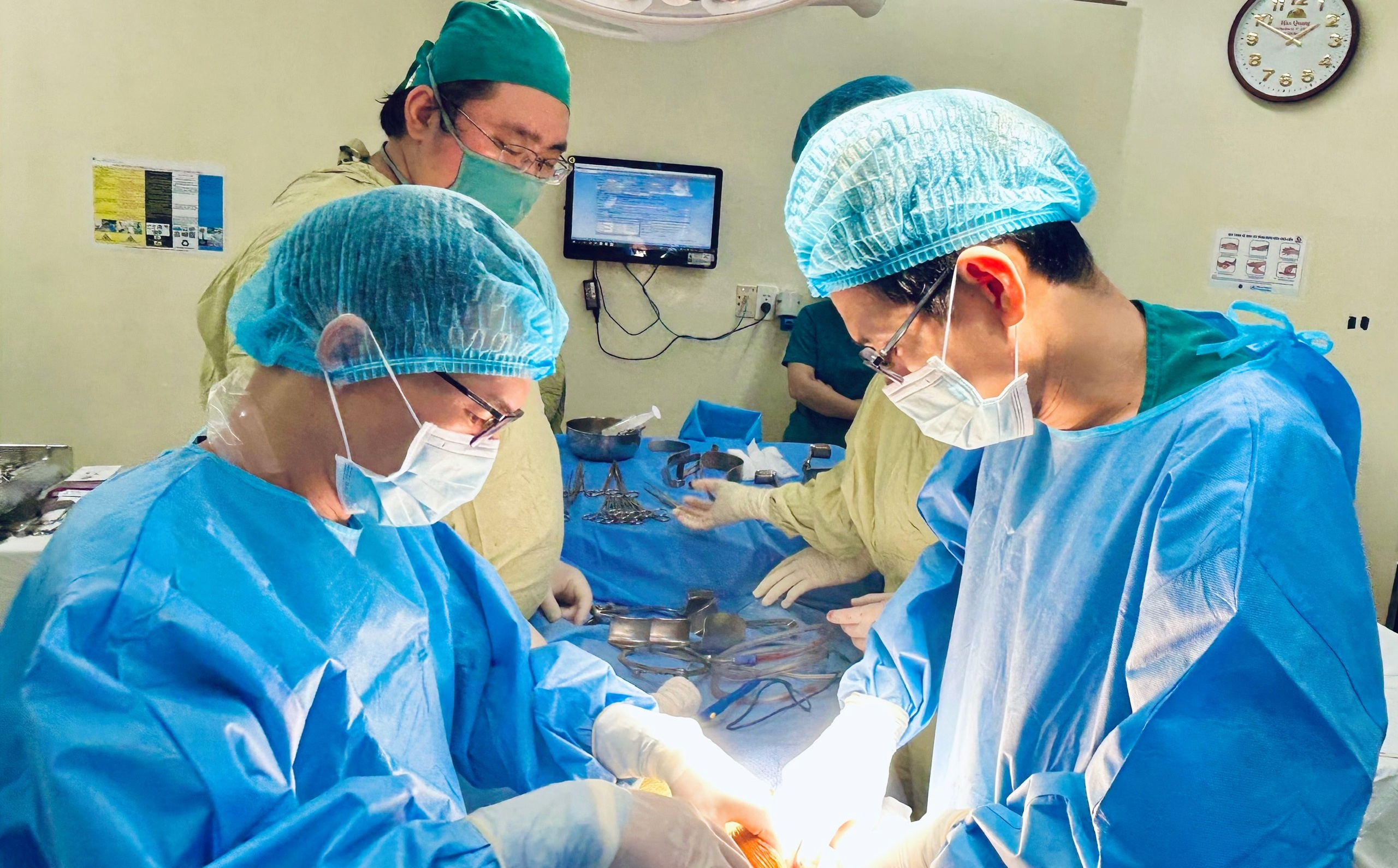 Hai nguoi thoat bong tu than nho than hien cua nguoi chet nao hinh anh