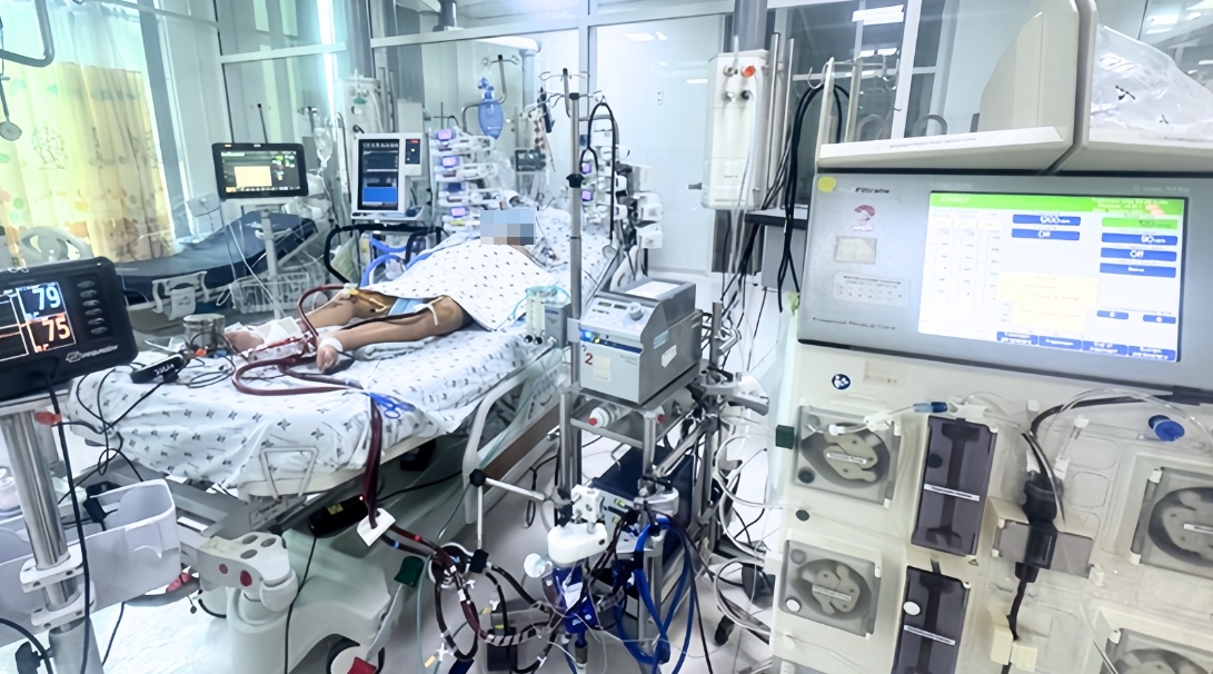 Be 8 tuoi soc tim, suy gan, suy than sau 4 ngay sot hinh anh