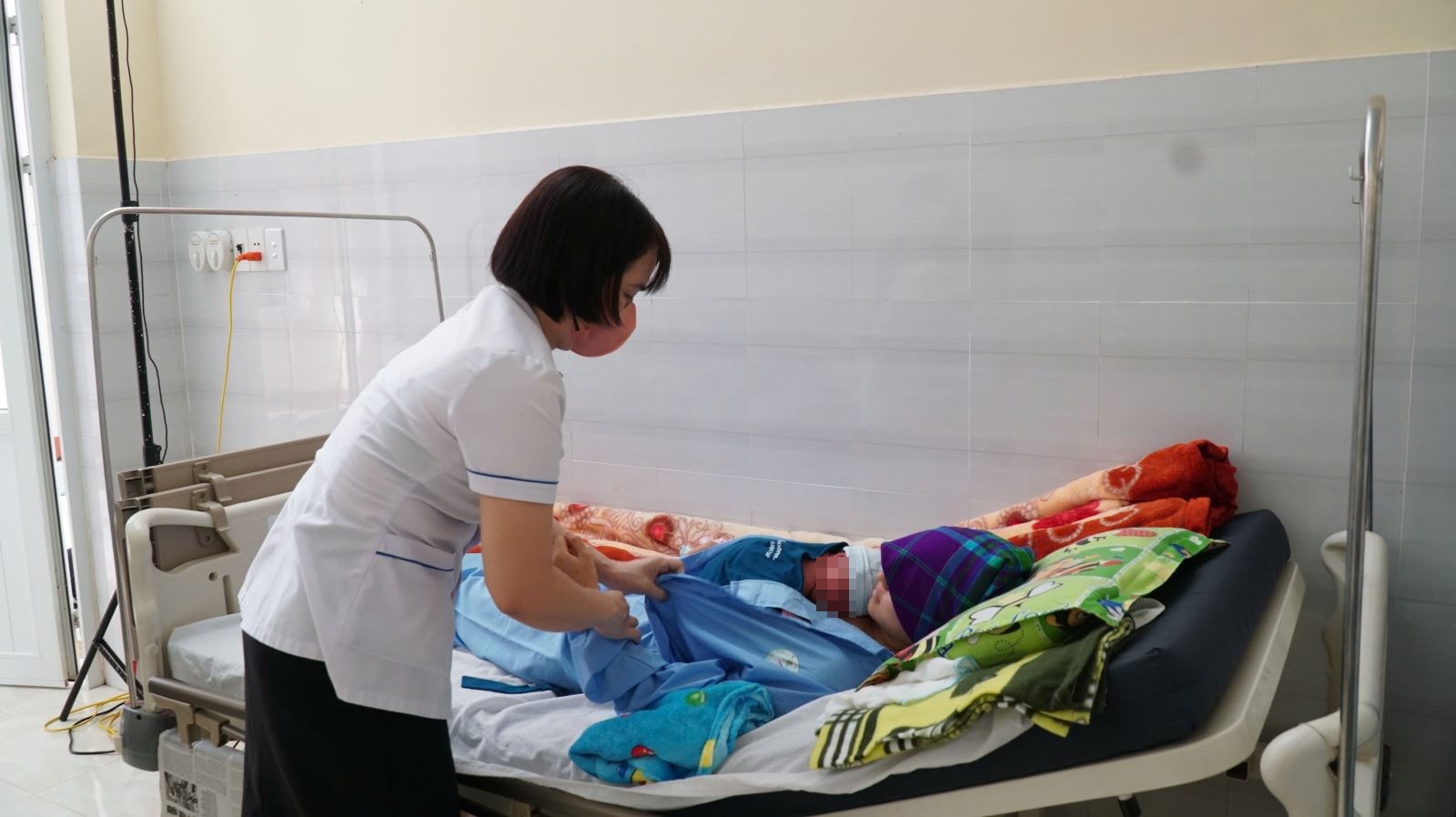 Tre so sinh o Dak Lak nguy kich vi me tu sinh tai nha hinh anh