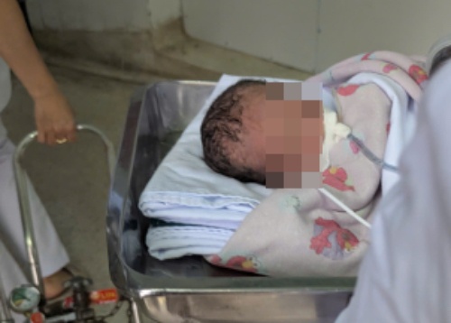 Be so sinh ngung tim tai nha duoc kip 115 cuu song ngoan muc hinh anh