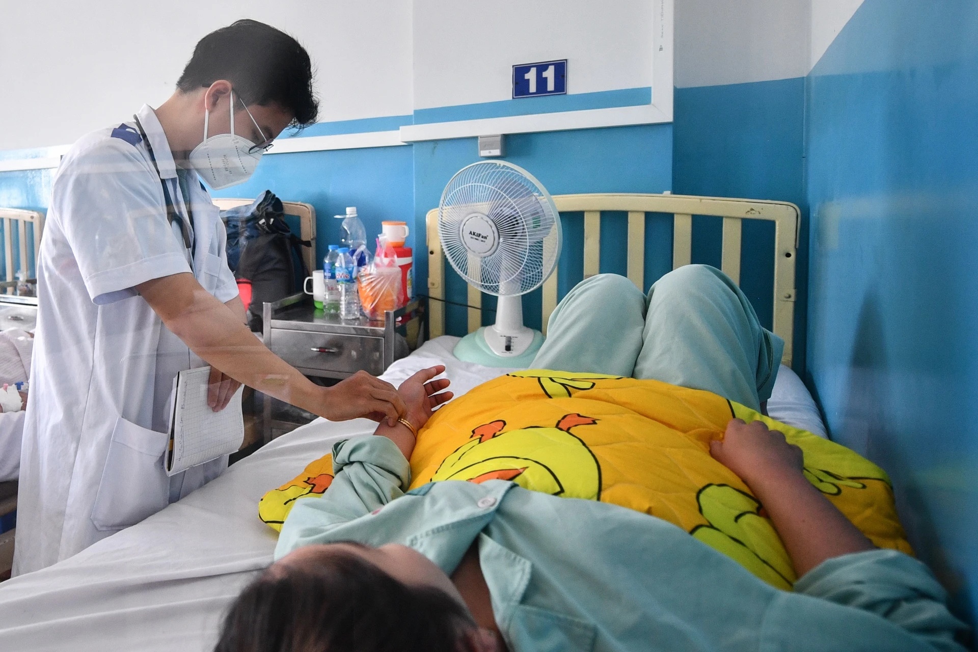 Chi sau 4 ngay sot, chang trai 28 tuoi khong qua khoi hinh anh