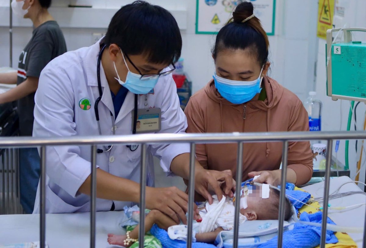 TP.HCM sang nang chieu mua, nhieu tre do benh hinh anh