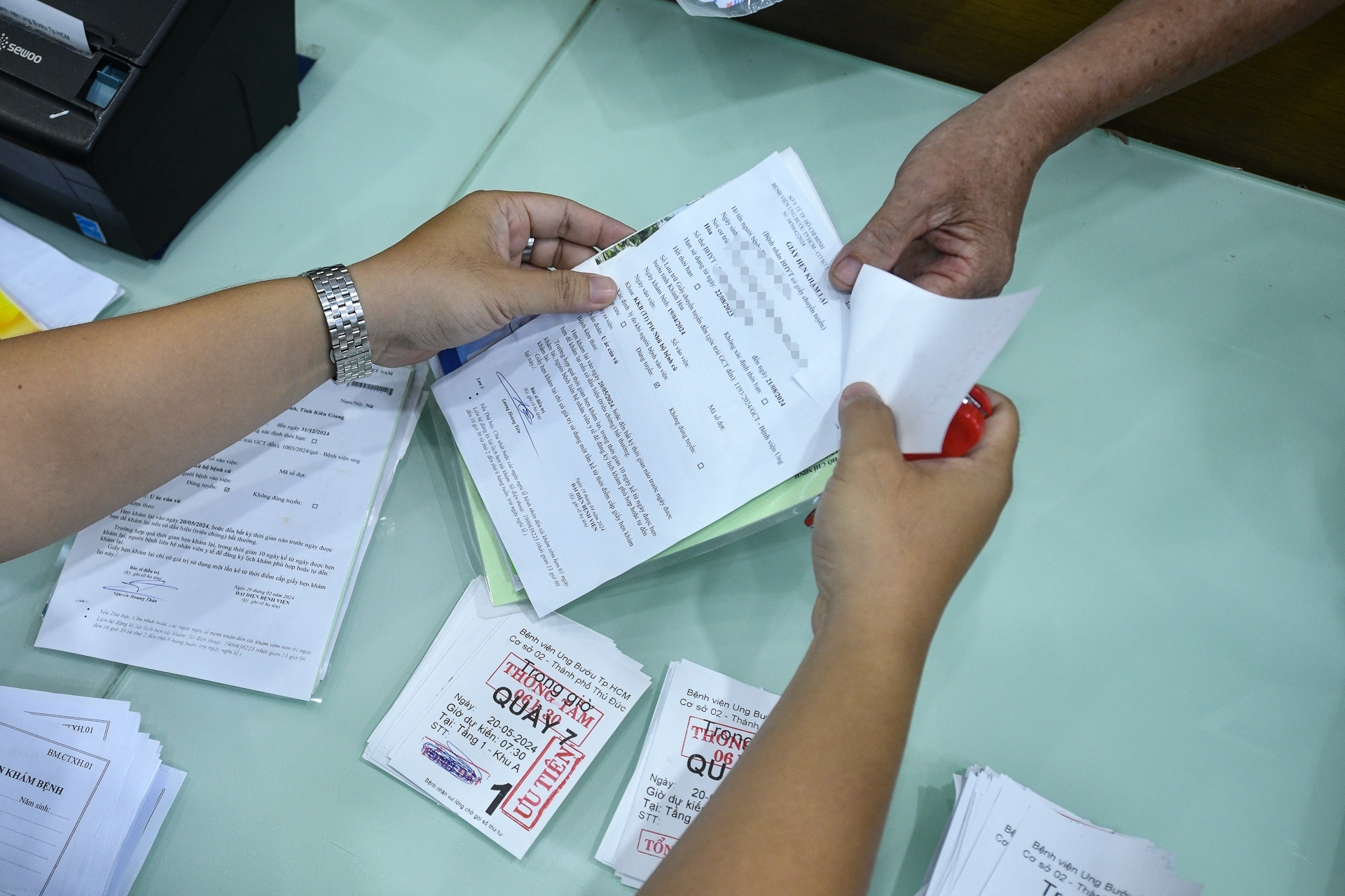 Quy dinh moi nhat ve che do duoc huong khi om dau hinh anh