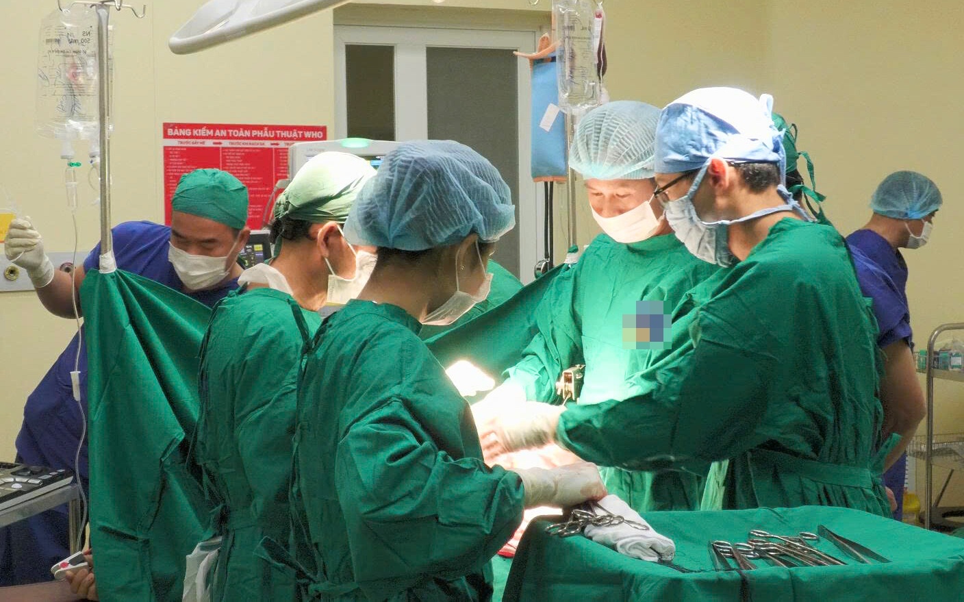 Vi mau thuan nho, nam thanh nien bi dam xuyen tu lung ra bung hinh anh