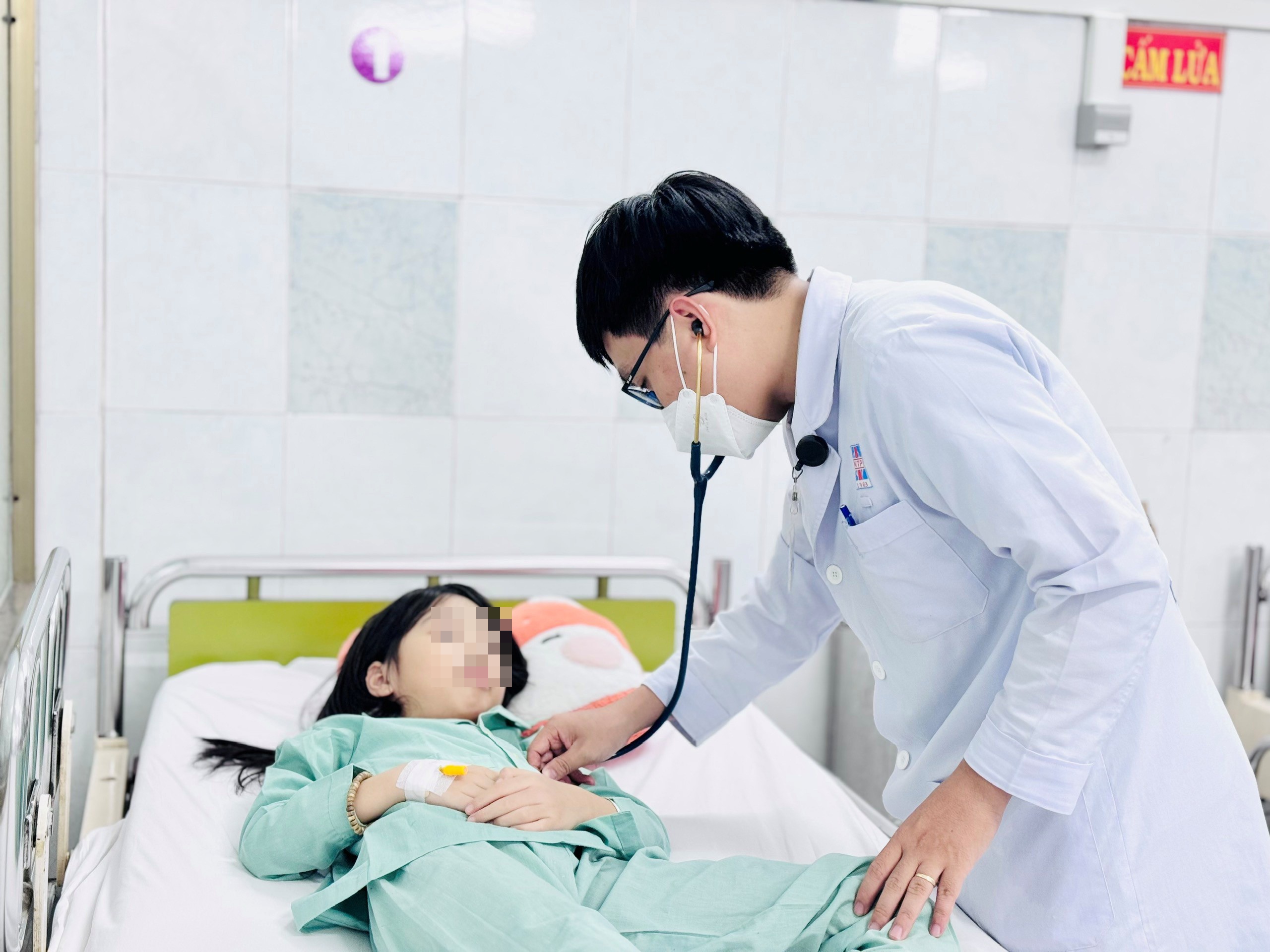 Hai chi em o TP.HCM duong tinh voi can sa sau khi an keo la hinh anh