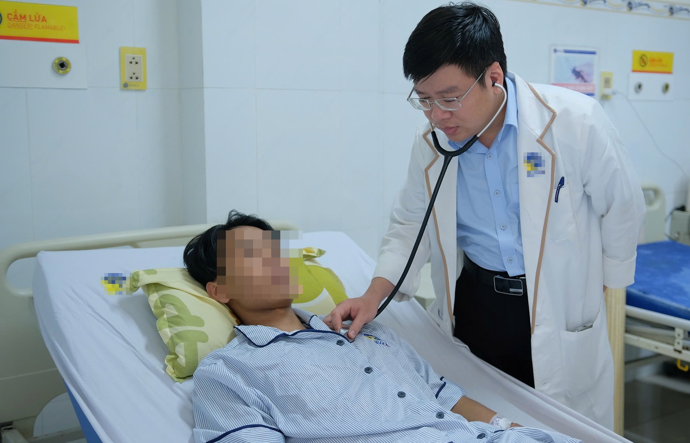 Chang trai Campuchia duoc bac si Viet Nam cuu song hinh anh