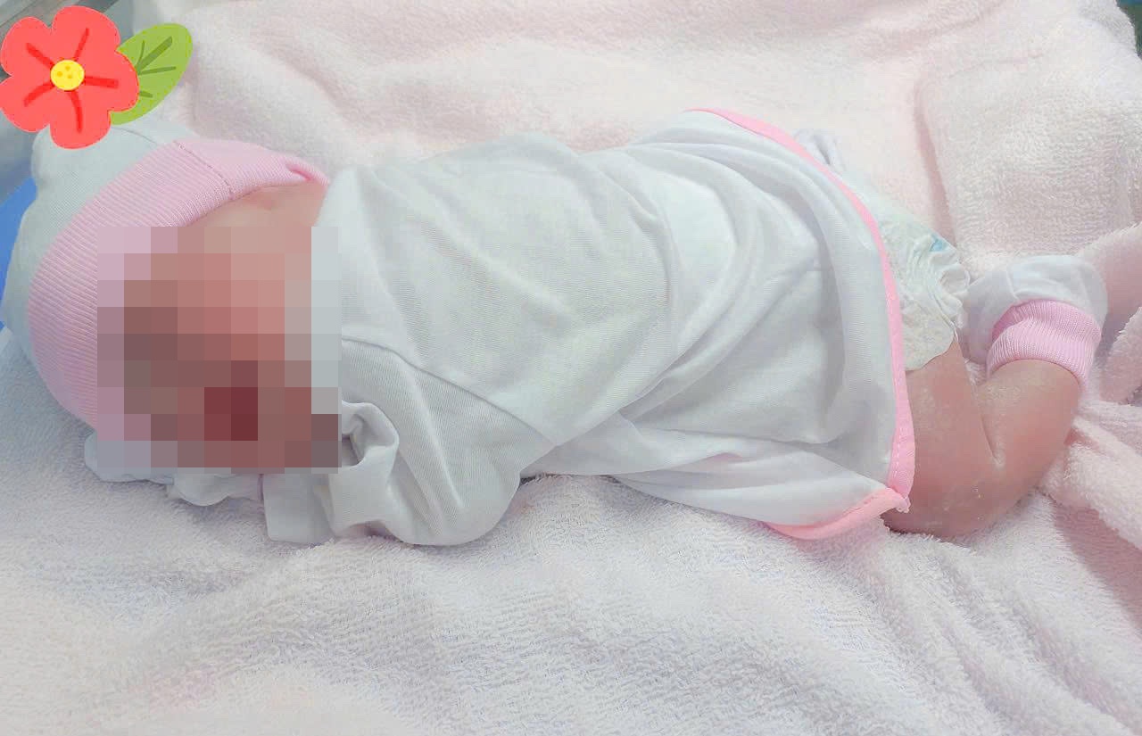 Nguoi me doi mat tai bien san khoa van quyet giu con hinh anh