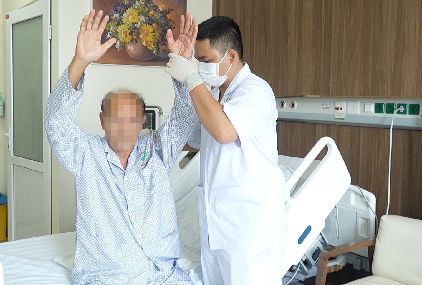 Nguoi dan ong ngoai quoc ngung tim khi choi tennis o TP.HCM hinh anh