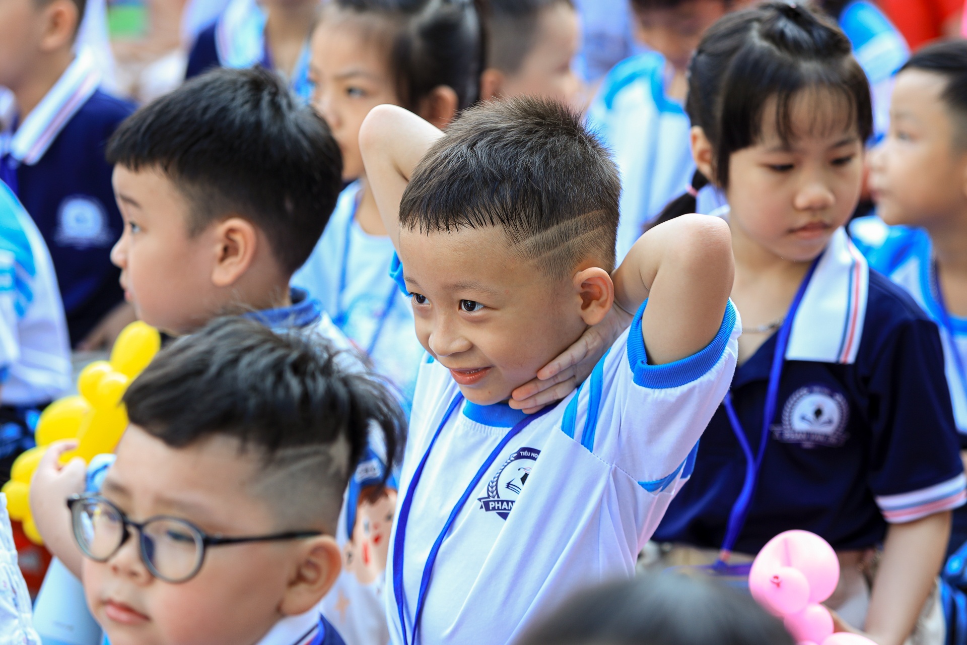 Viec can lam de tre khong mac benh vao mua tuu truong hinh anh