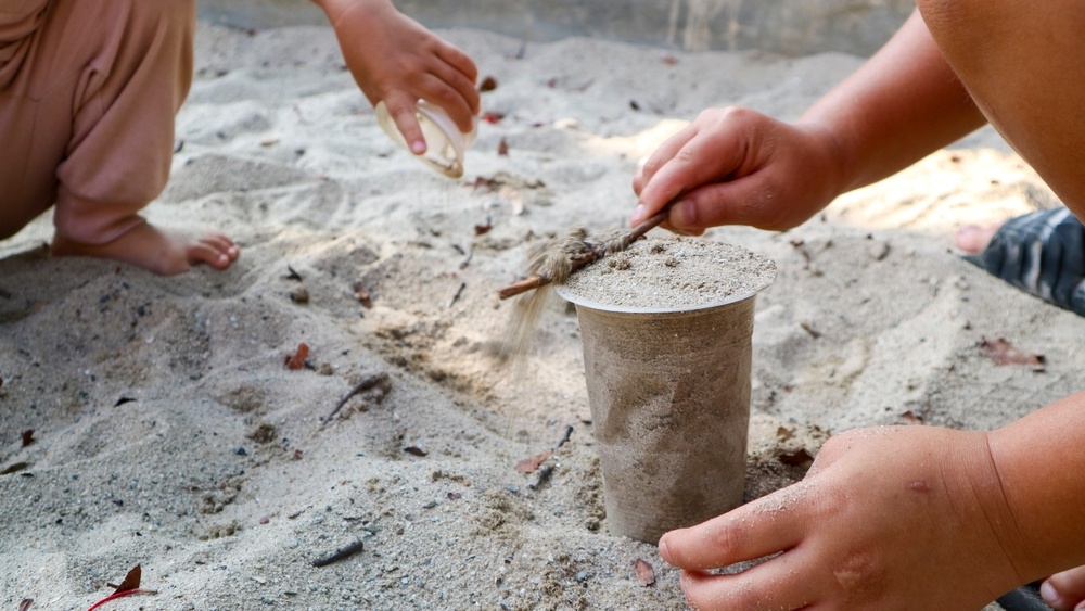 Tre nho de nhiem giun dua cho meo tu thoi quen nghich dat cat hinh anh