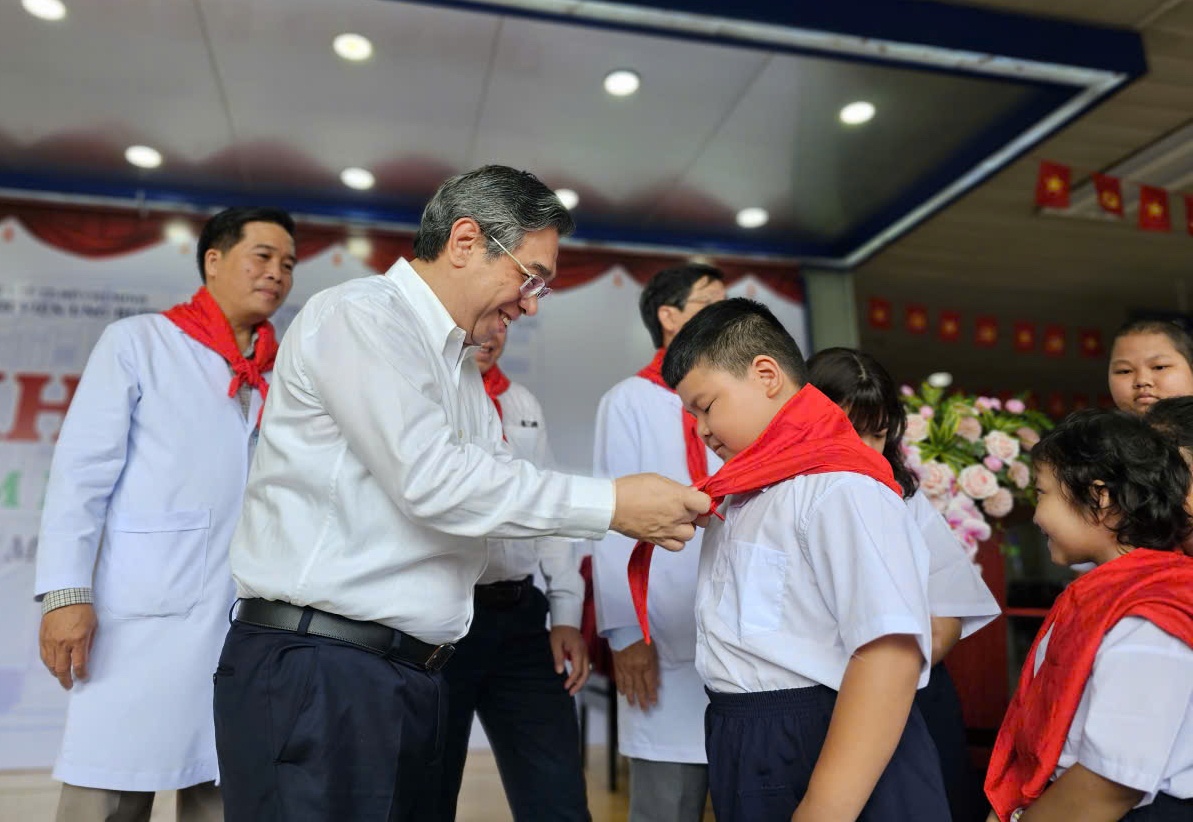 Buoi khai giang khac la giua san Benh vien Ung Buou TP.HCM hinh anh