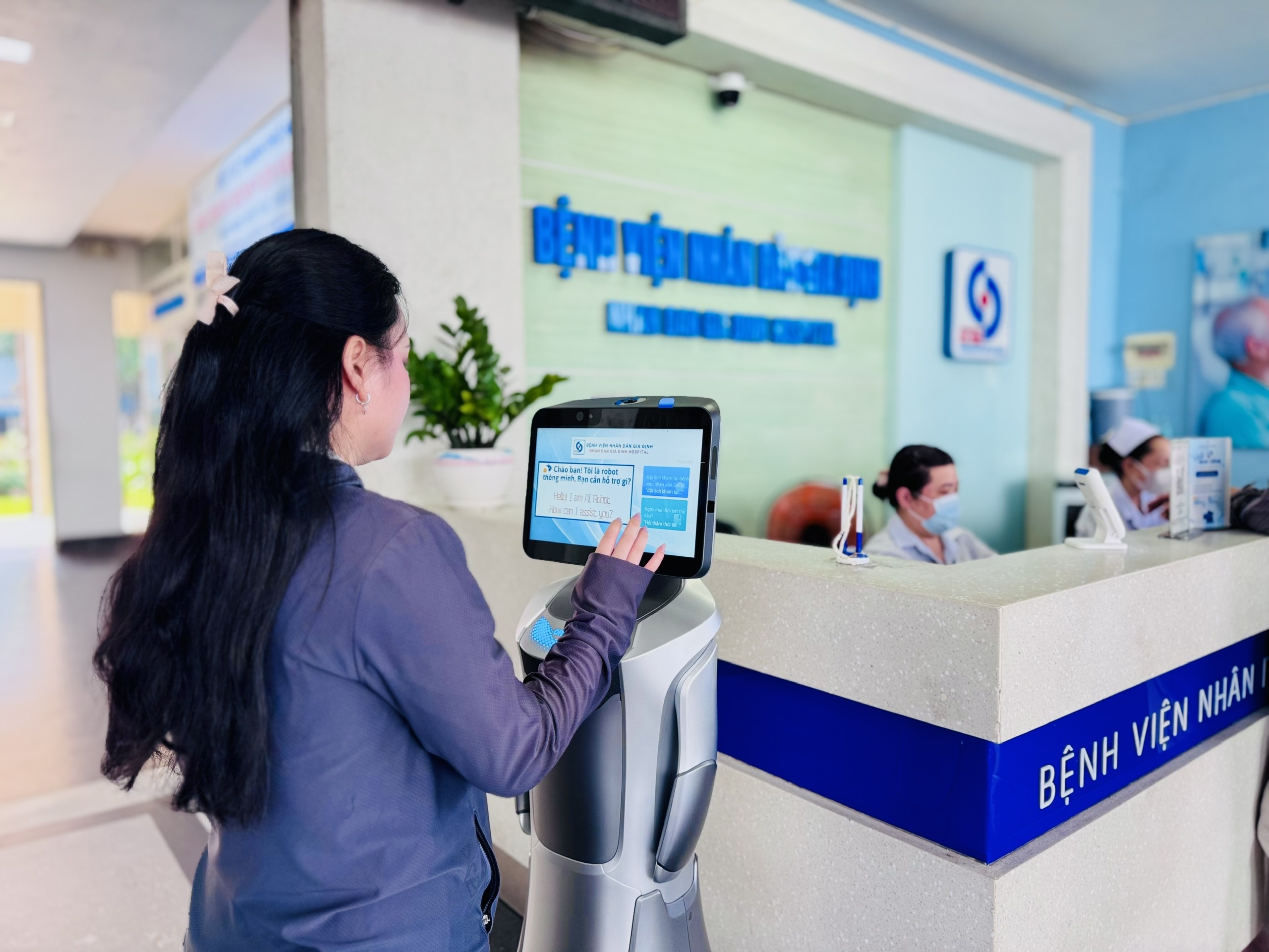 Robot o TP.HCM tinh nghich huong dan nguoi dan kham benh hinh anh