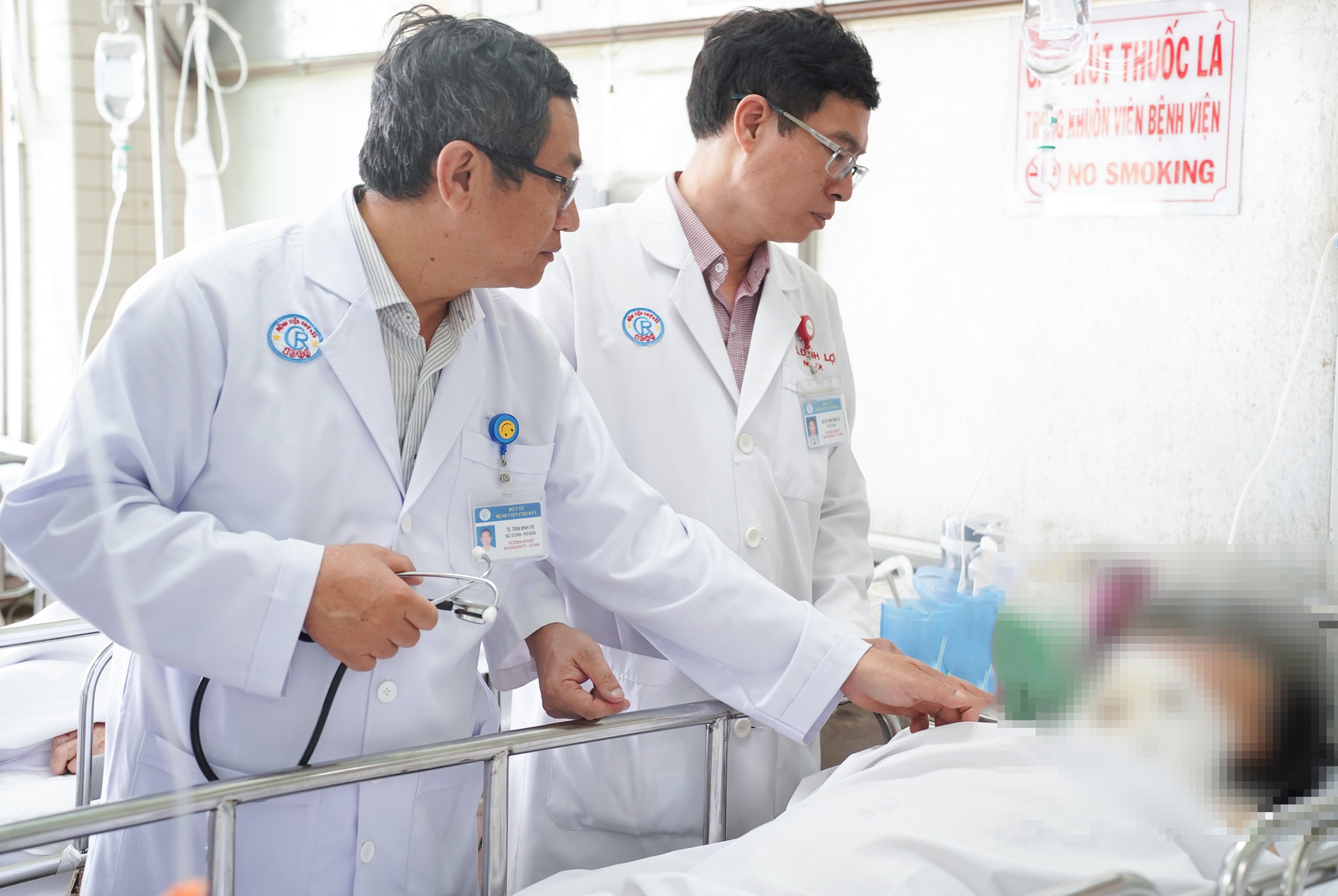 Hai me con nguy kich sau vu no sung, cap cuu tai Cho Ray hinh anh