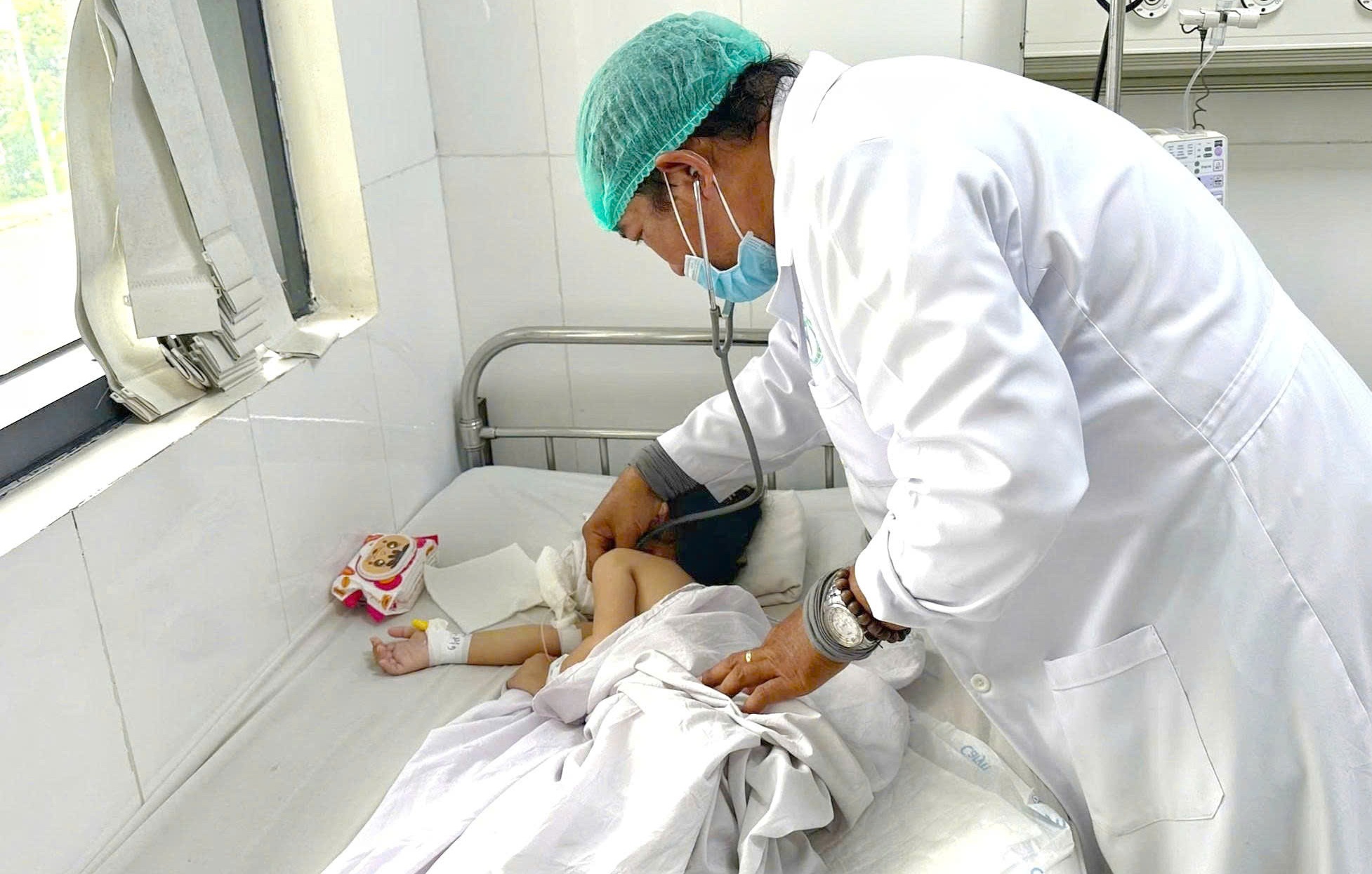 Mac hoi chung hiem gap, be 4 tuoi co doan ruot 12 cm chua day toc hinh anh