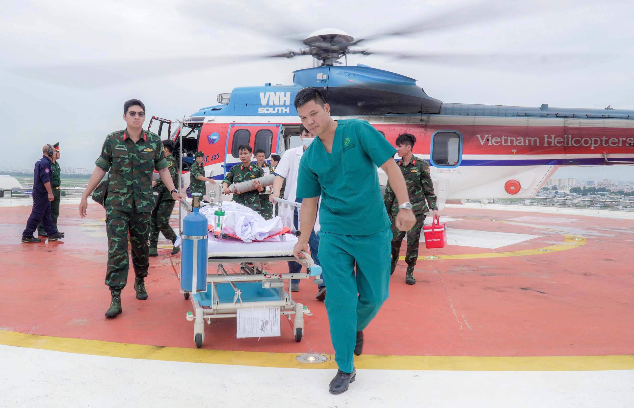 Truc thang vuot bao, dua benh nhan ve TP.HCM cap cuu hinh anh