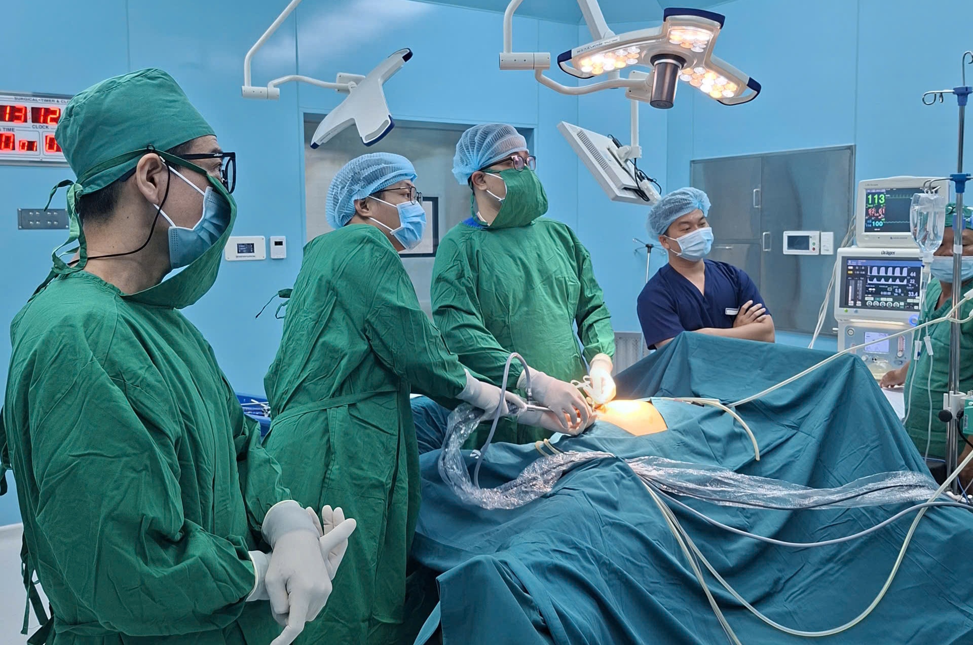 Can benh khien nguoi dan ong di tieu phan den, da day loet nang hinh anh