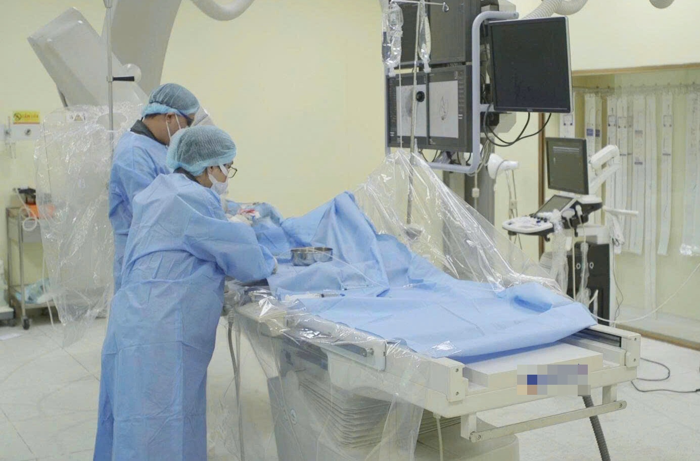 Mau phun thanh tia du doi trong phoi nguoi dan ong hinh anh