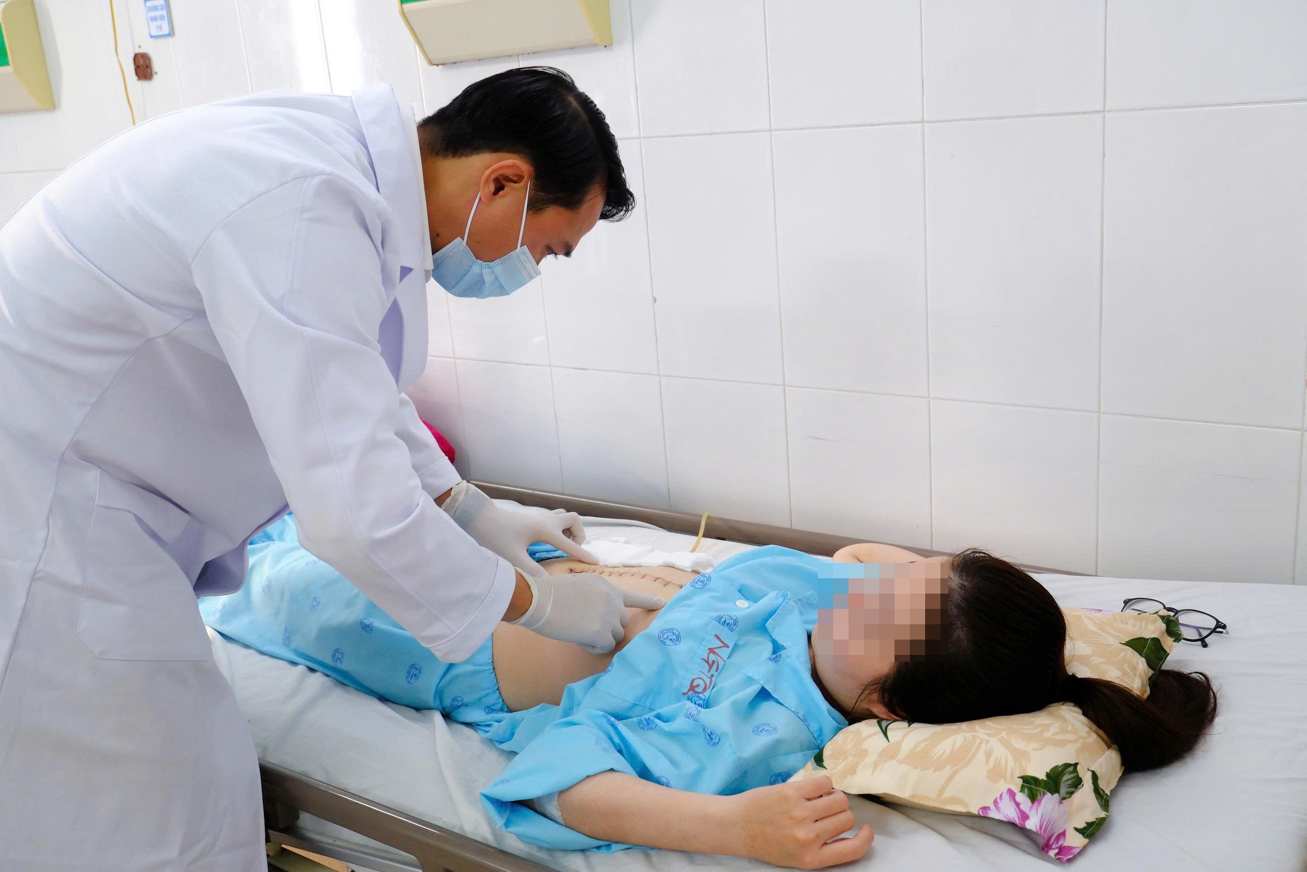 Di kham tong quat, co gai 25 tuoi nhan ket qua khong ngo hinh anh