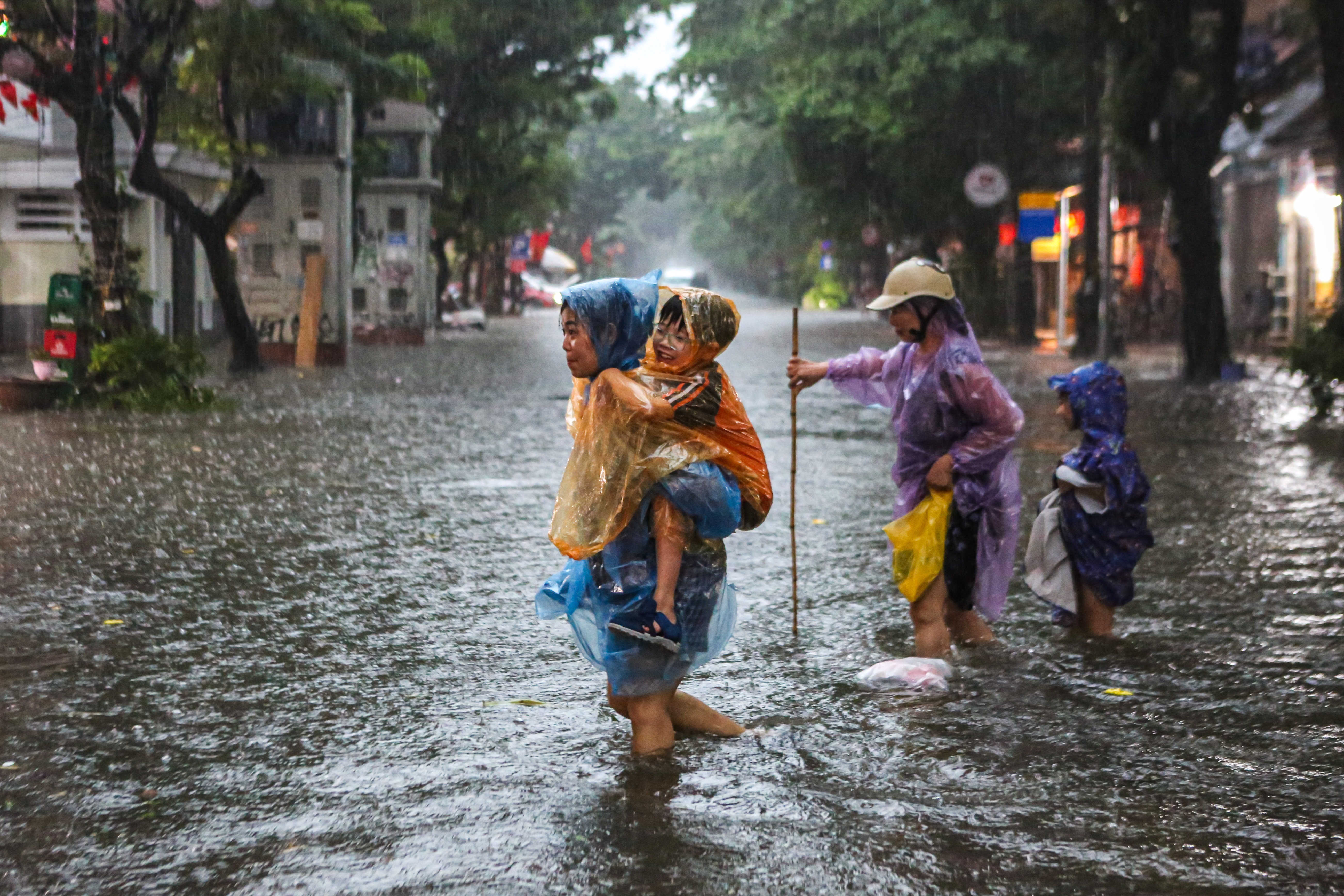 Dieu khong the xem nhe khi bi bom trong nuoc ngap hinh anh