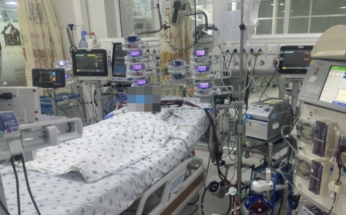 Sau 2 ngay sot, be gai 6 tuoi roi vao nguy kich hinh anh