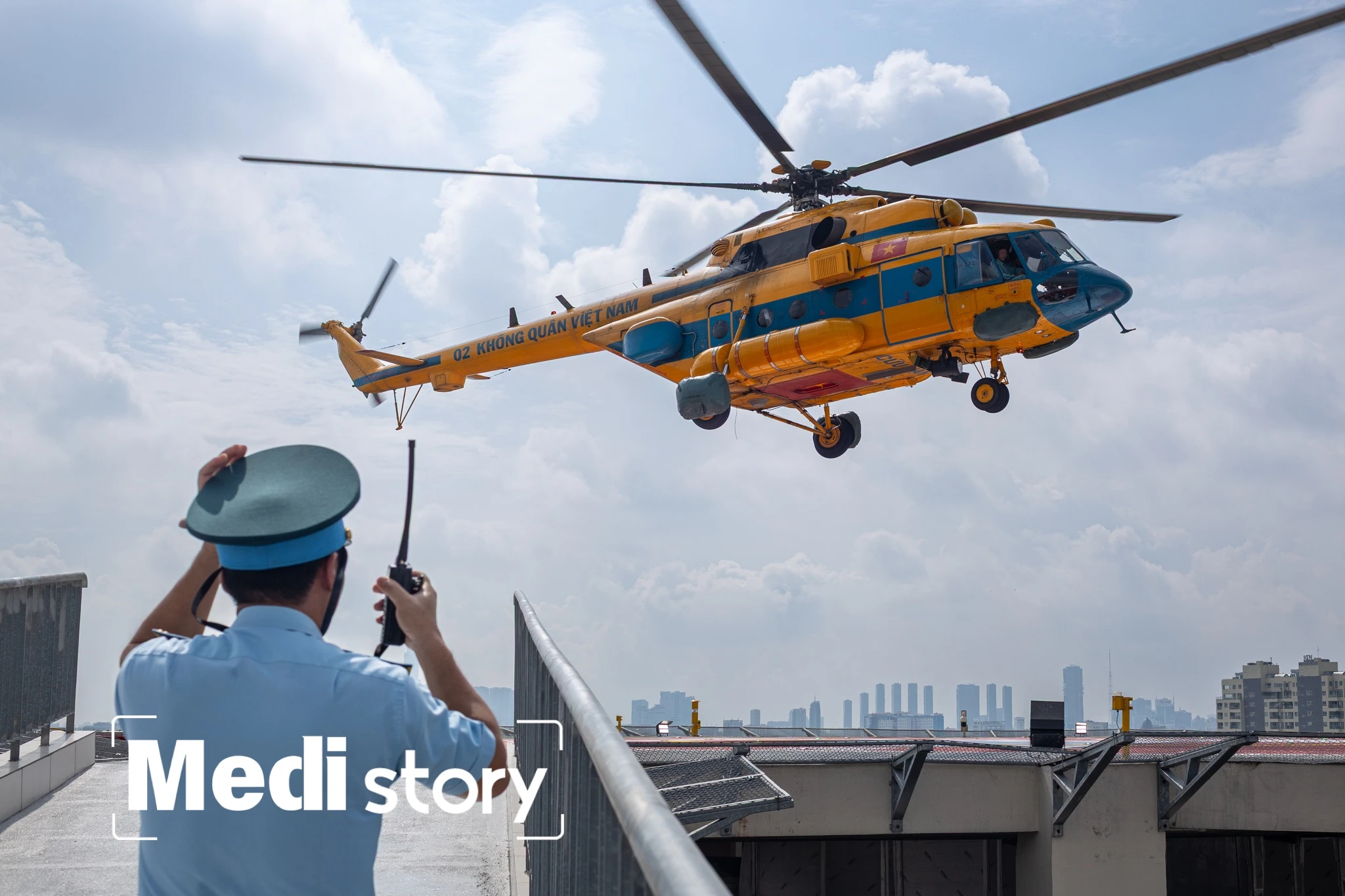 Can canh truc thang cap cuu tren bau troi TP.HCM hinh anh