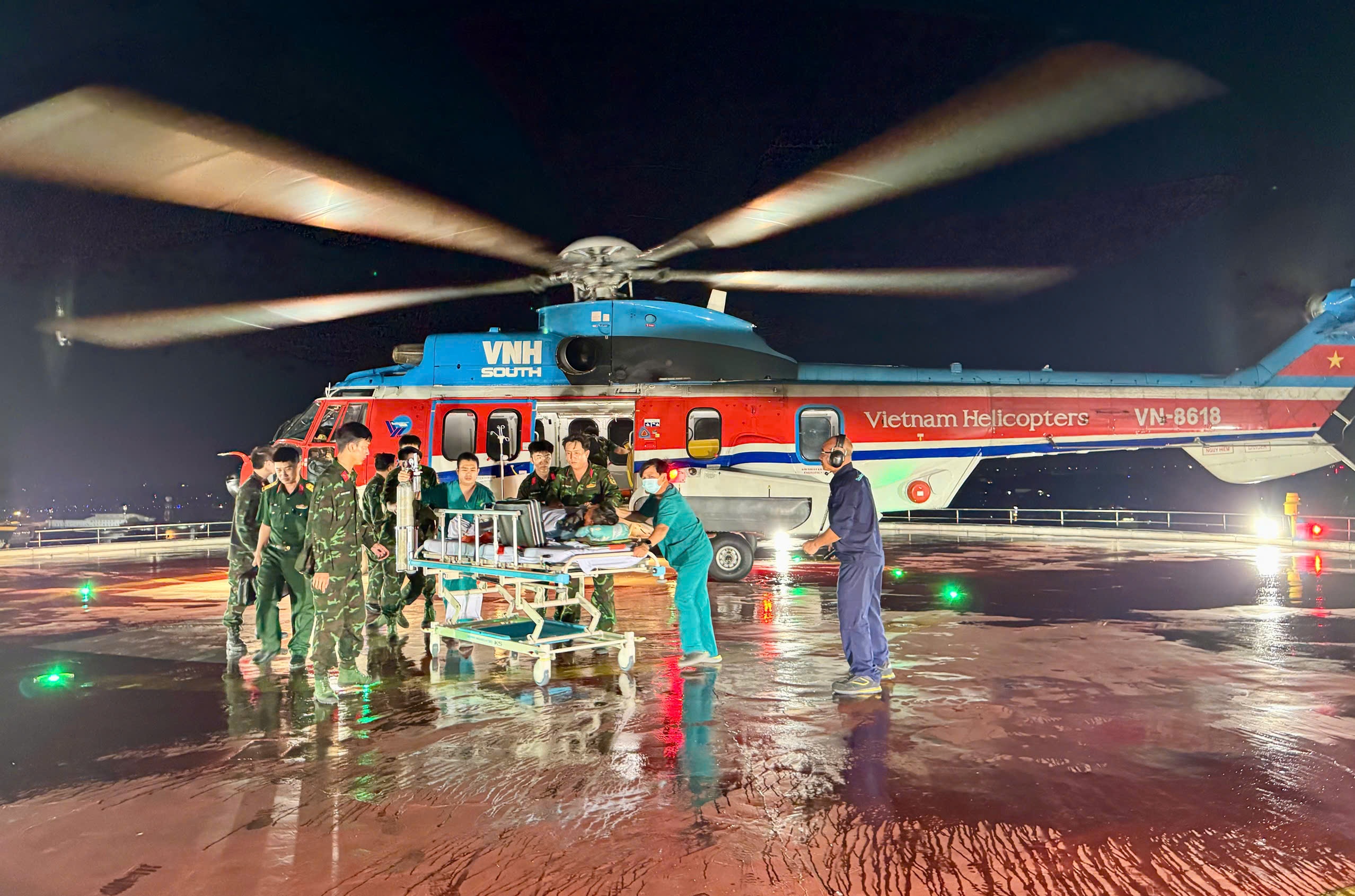 Can canh truc thang cap cuu tu Truong Sa ve TP.HCM hinh anh