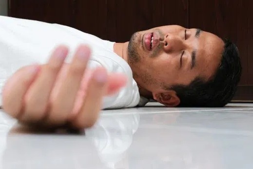 Nam thanh nien 30 tuoi o TP.HCM bat ngo dot quy khi dang da bong hinh anh