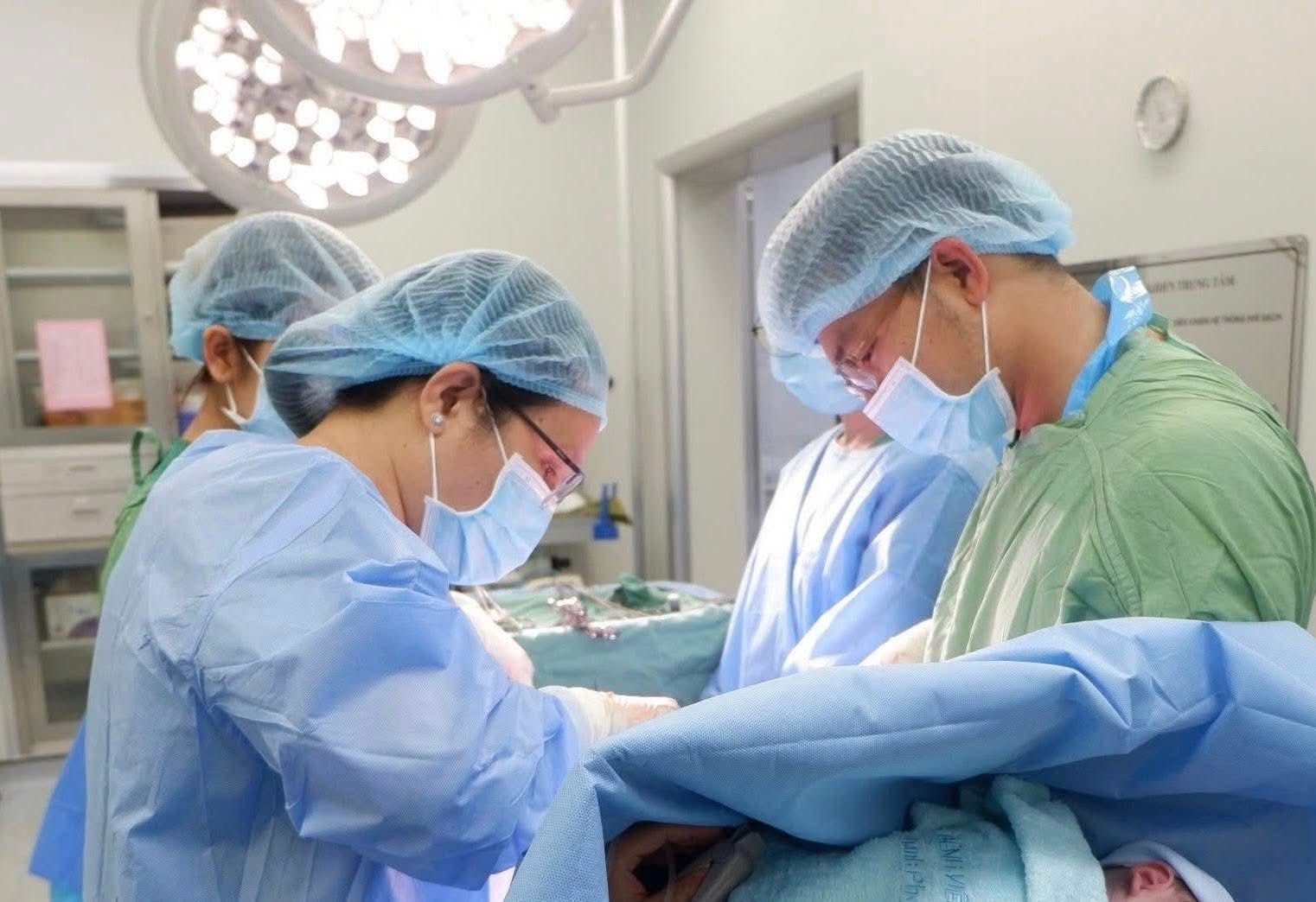 Con vua chao doi, san phu 28 tuoi ngung tim hinh anh