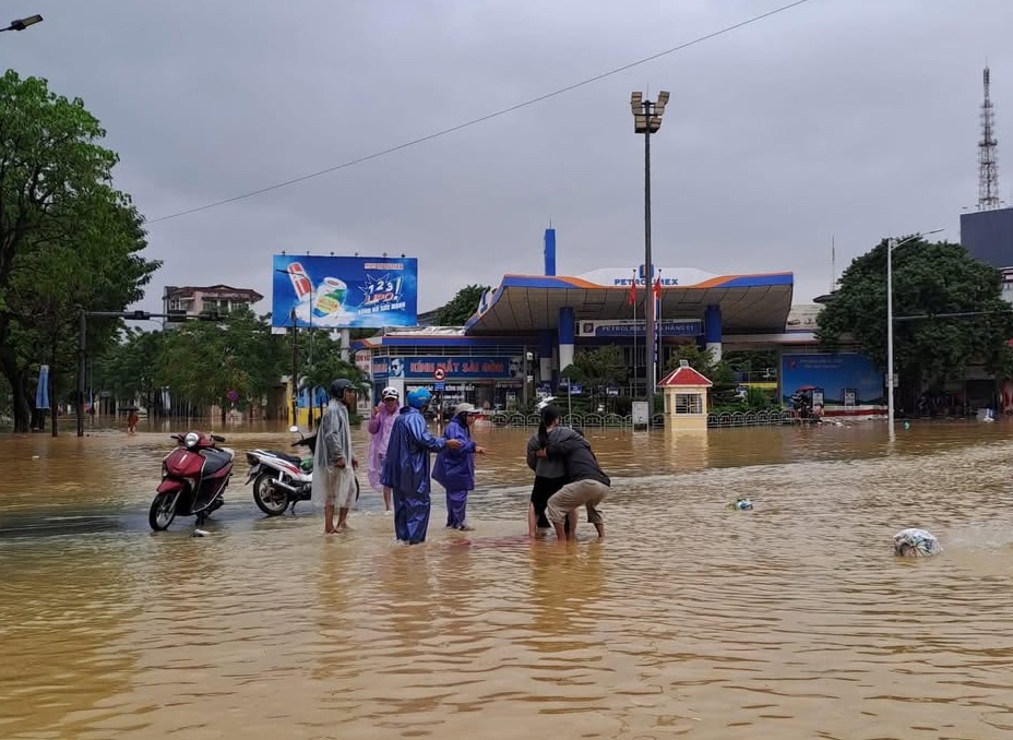 San phu sinh con giua dong nuoc lu menh mong o Hue hinh anh