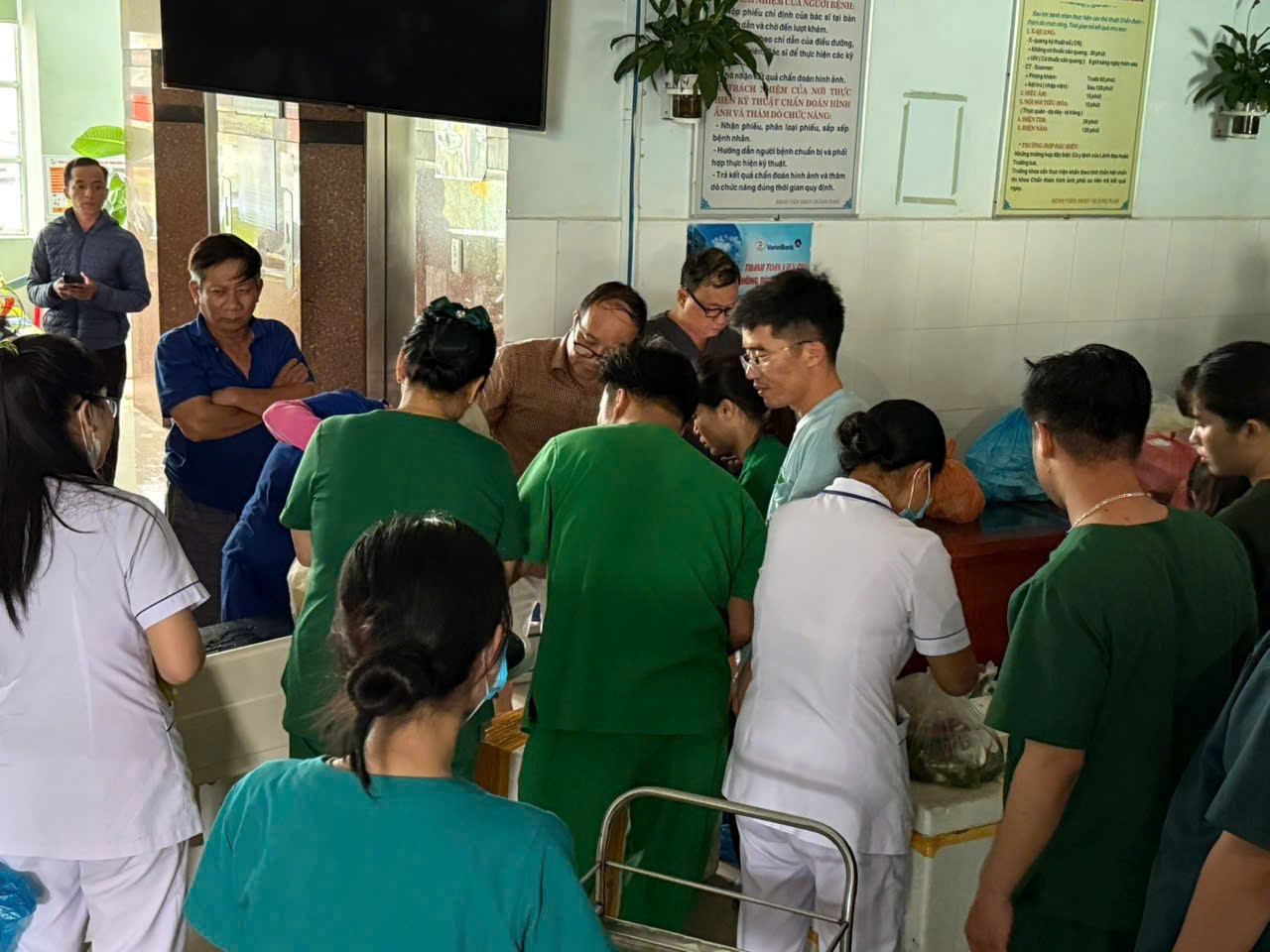 Cấp cứu trong lũ ảnh 4 Cap cuu trong lu anh 4