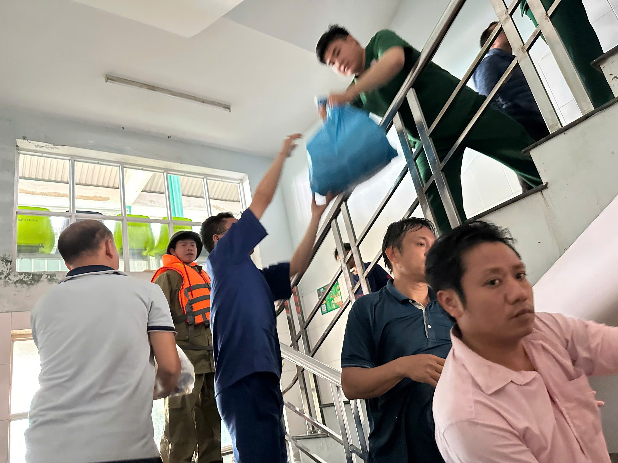 Cấp cứu trong lũ ảnh 5 Cap cuu trong lu anh 5