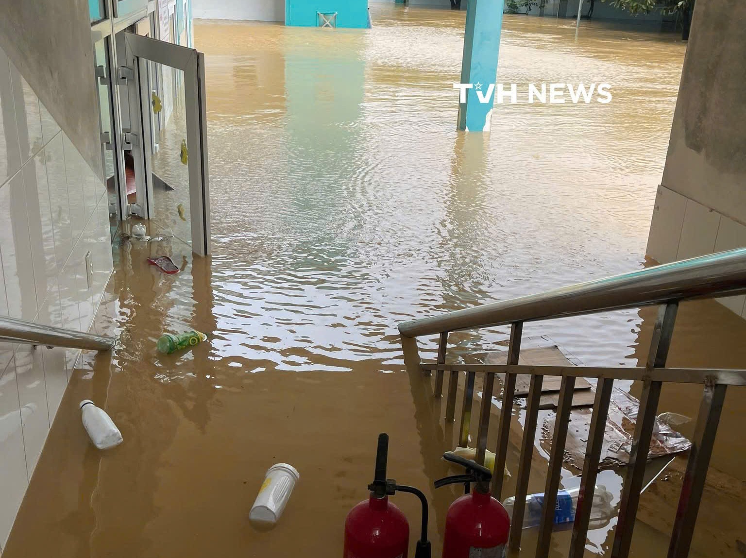 Cấp cứu trong lũ ảnh 3 Cap cuu trong lu anh 3