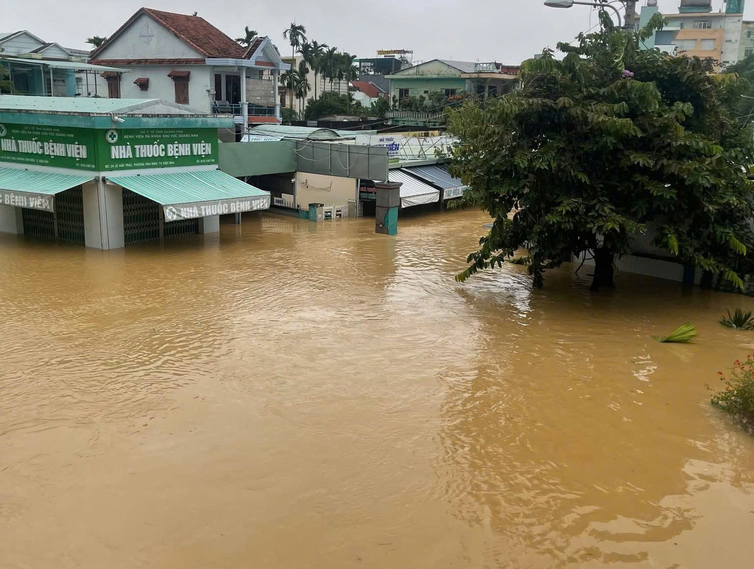 Cấp cứu trong lũ ảnh 1 Cap cuu trong lu anh 1