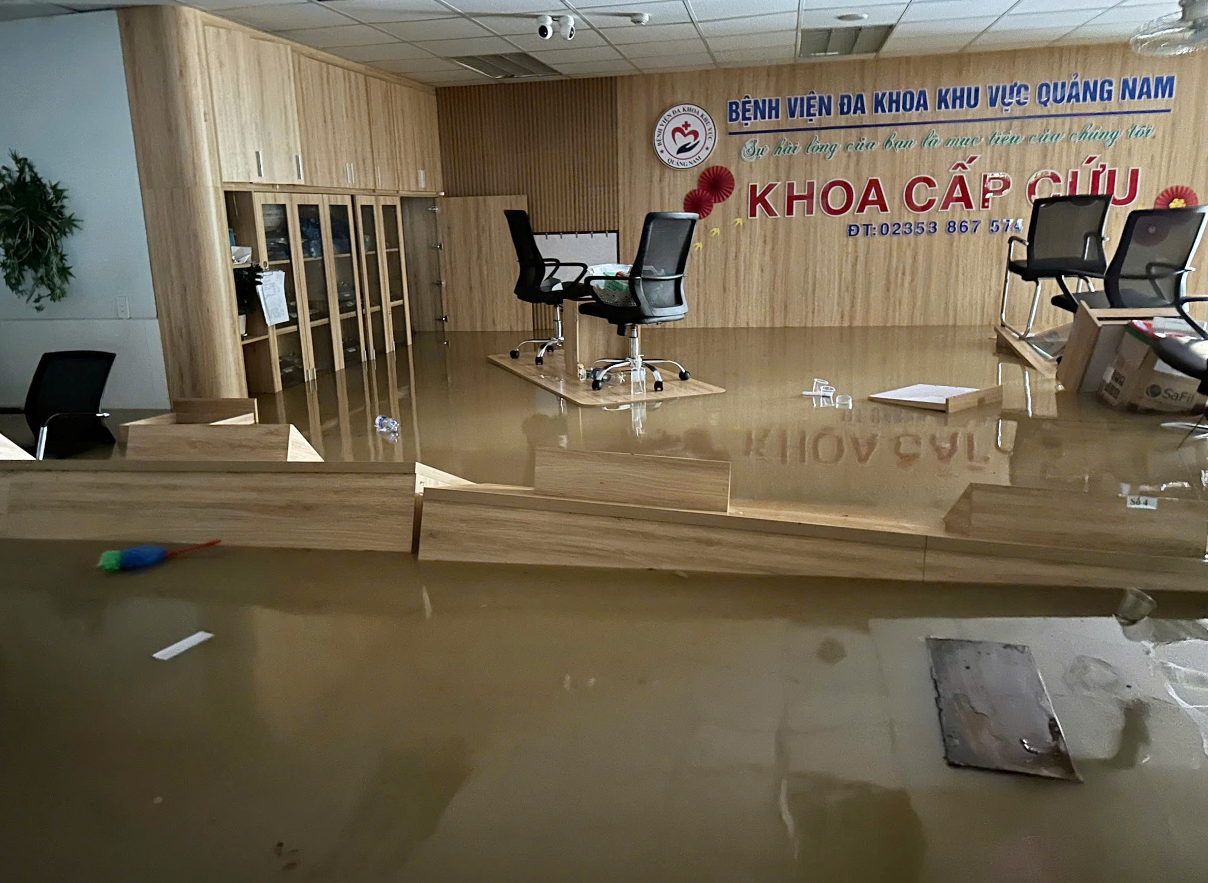 Bon be la nuoc, 1.300 nguoi bi co lap o benh vien Da Nang hinh anh