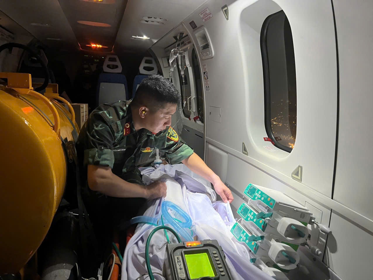 Bac si TP.HCM thuc hien ca mo chua tung co o dao Truong Sa hinh anh