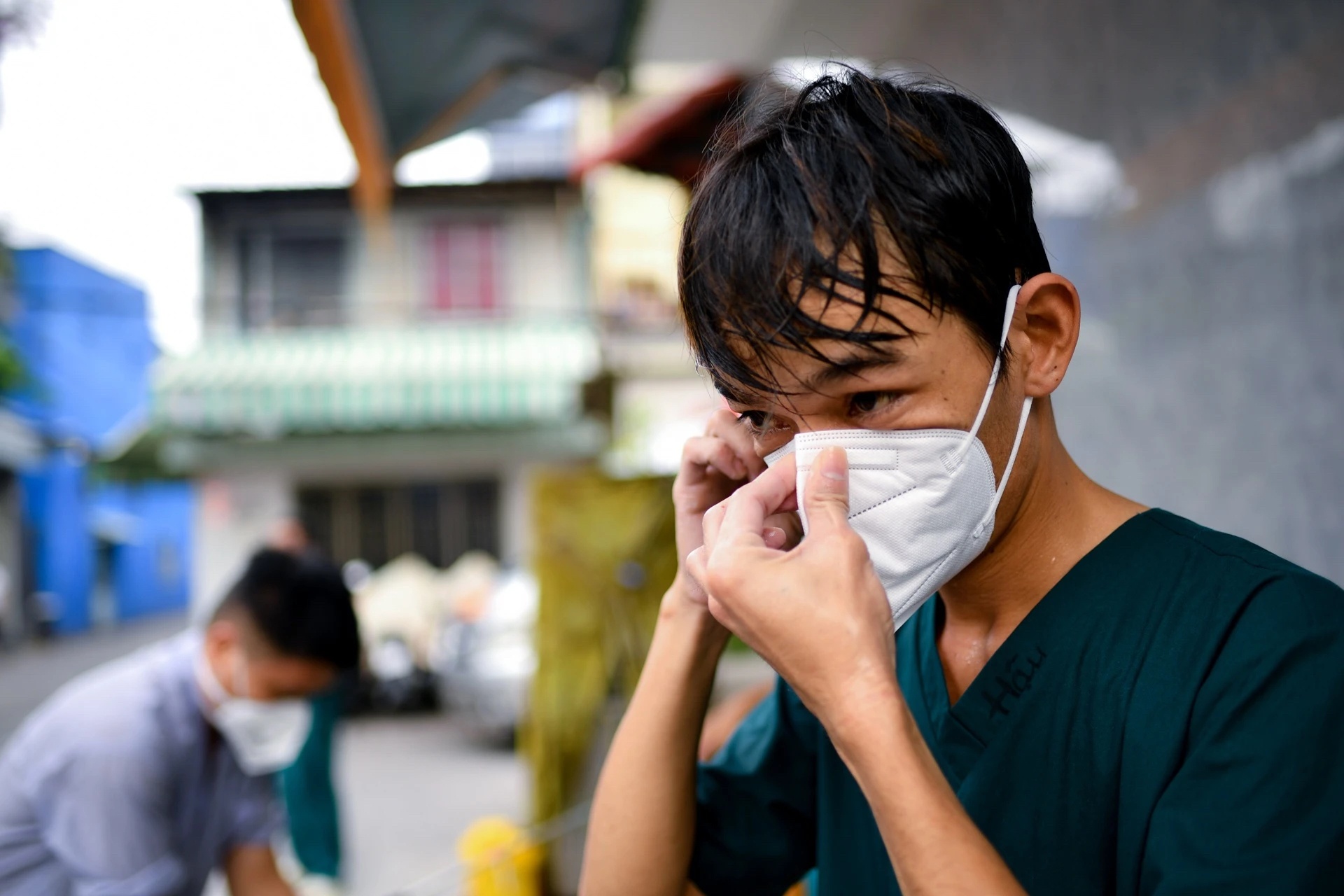 Dai tuong niem nan nhan Covid-19: Thap nen huong, tuong nho va biet on hinh anh