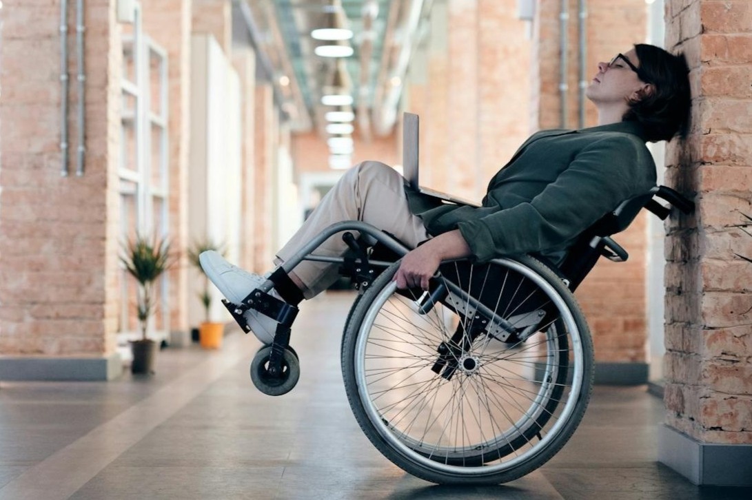 Nhieu nguoi tre bat ngo liet, nhin mo vi can benh it ai biet hinh anh