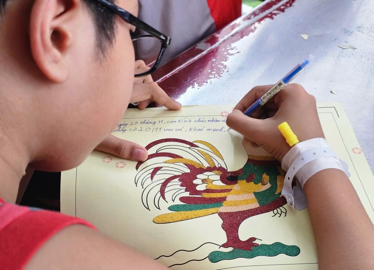 Nhung buc tranh dac biet cua cac em benh nhi o TP.HCM hinh anh