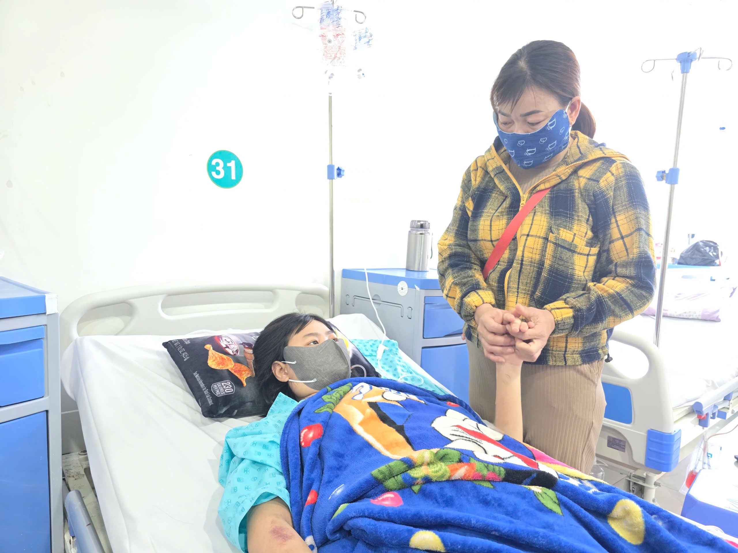 Thoat khoi o lua dao o Campuchia, co gai lam benh nang hinh anh