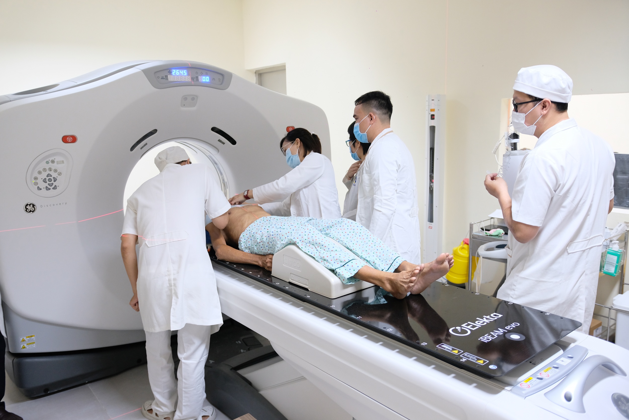 Thoi quen giai khuay khien nguoi dan ong bi ung thu phoi hinh anh