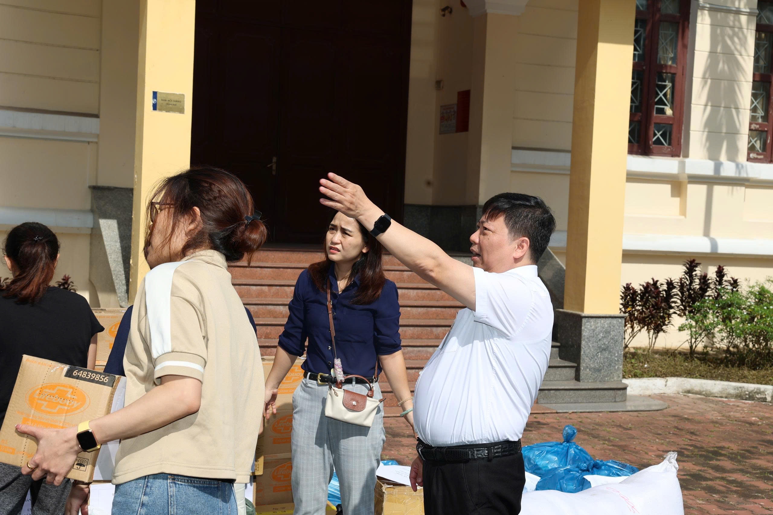 Vien truong Vien Pasteur TP.HCM truc tiep den vung ngap lut hinh anh