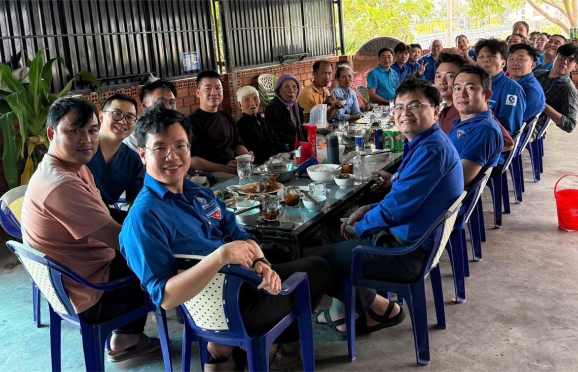 Bac si TP.HCM gop tien mua gao, moi com nguoi dan vung lu Dak Lak hinh anh