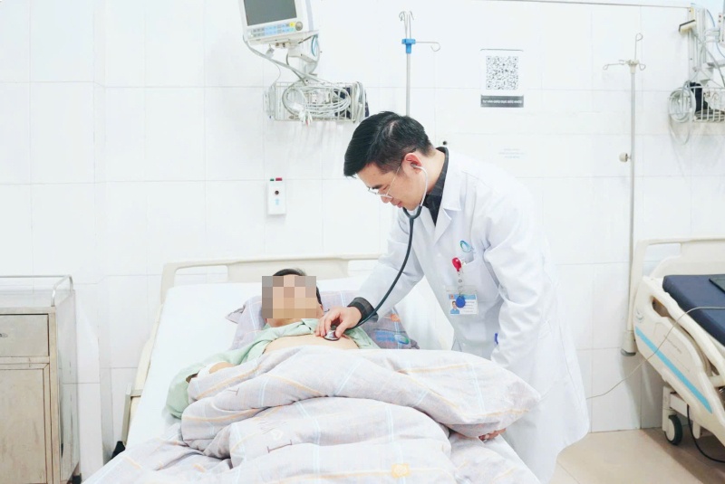 Bac si Viet cuu du khach Trung Quoc bi nhoi mau co tim cap hinh anh