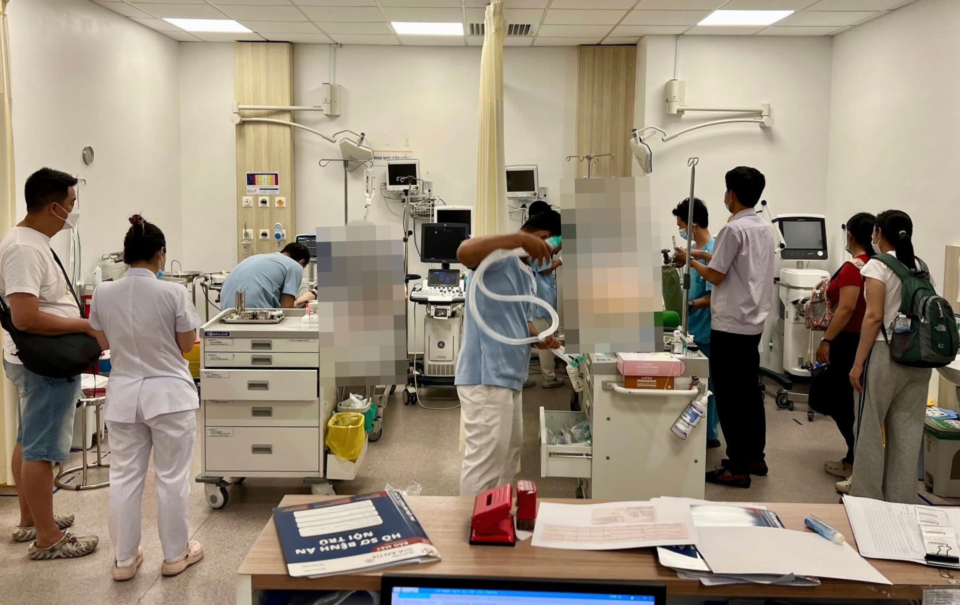 Ban nhau hot hoang khi nguoi dan ong bat ngo nga guc hinh anh