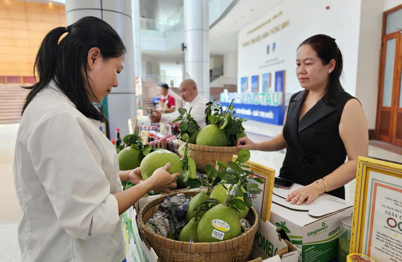 98% mau thuc pham tu 6 tinh dua vao TP.HCM dat chuan an toan? hinh anh