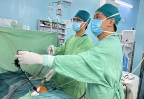 Be 3 tuoi dau bung dai dang, ket qua kham khien gia dinh giat minh hinh anh